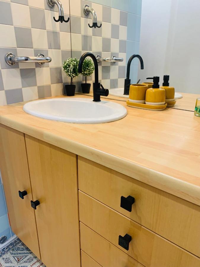 Cosy Studio Design With Modern Bathroom Vaureal Exterior photo